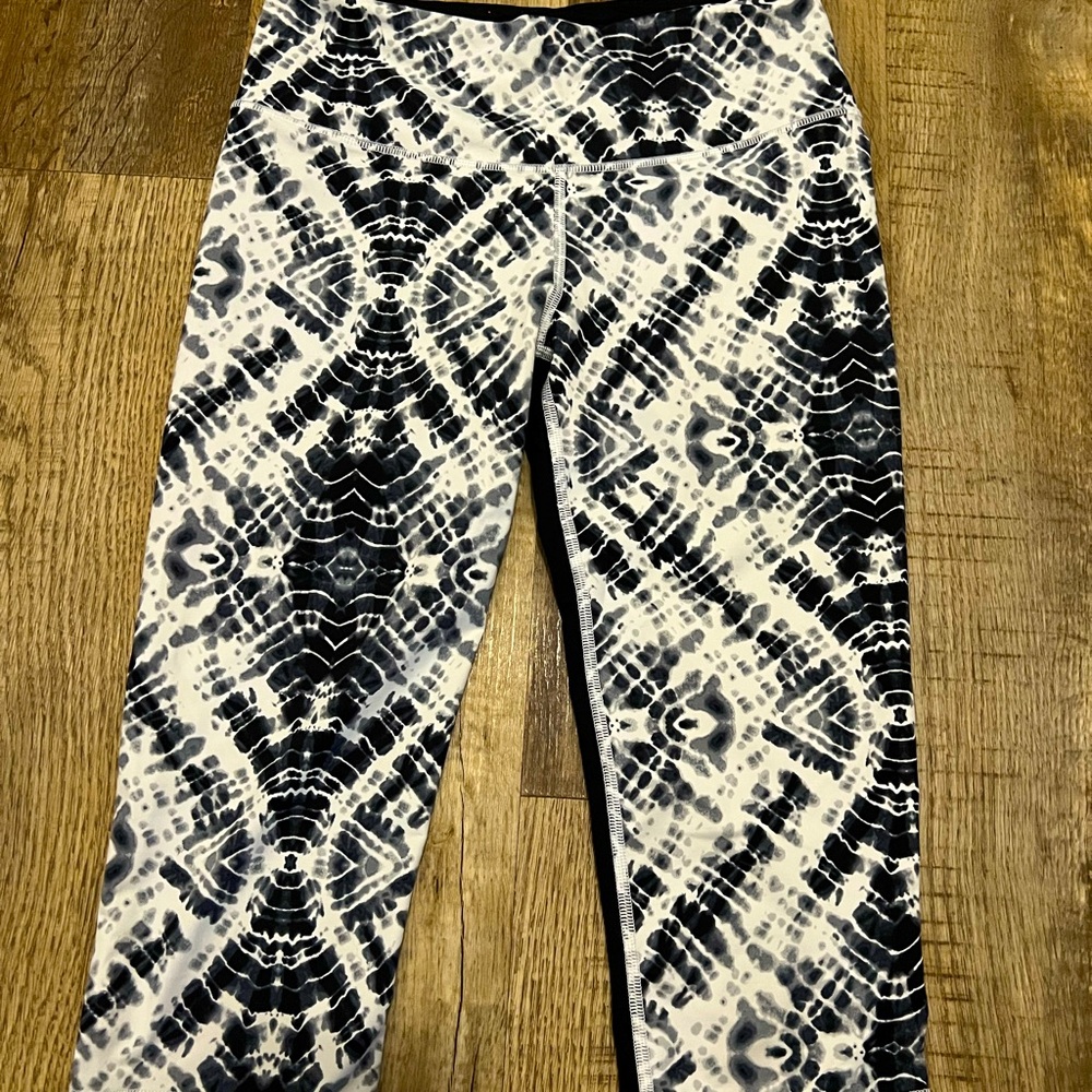 NWOT: Victoria's Secret VSX Sport BAS Knockout Crop Tight Tie Dye Leggings